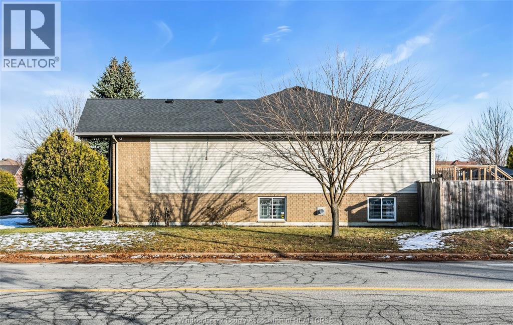 4305 Golfcourse Crescent, Windsor, Ontario  N9G 2P5 - Photo 3 - 25032091