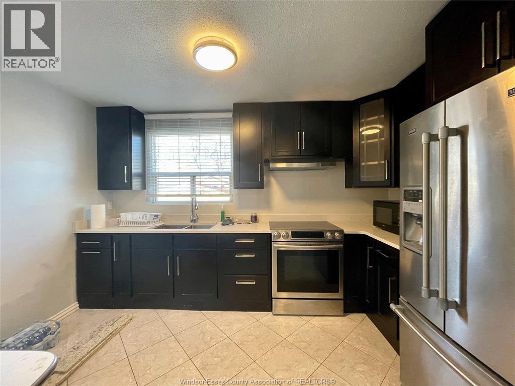 8477 DARLINGTON CRESCENT, Windsor, Ontario