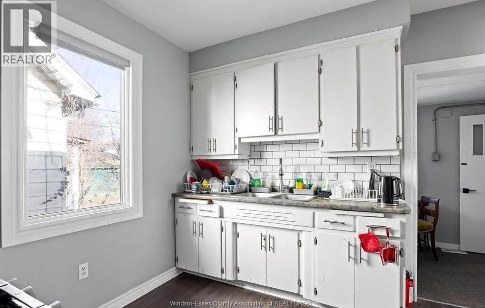 374 Rankin, Windsor, Ontario  N9B 2R7 - Photo 2 - 26001885