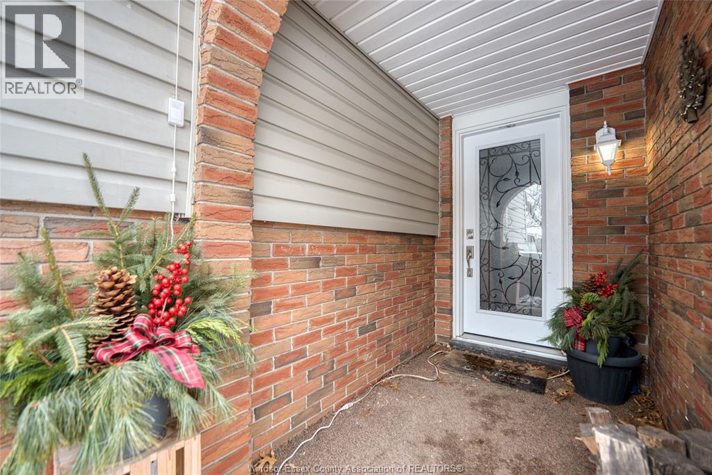 9485 Ridge, Windsor, Ontario  N8R 1G5 - Photo 2 - 26003449