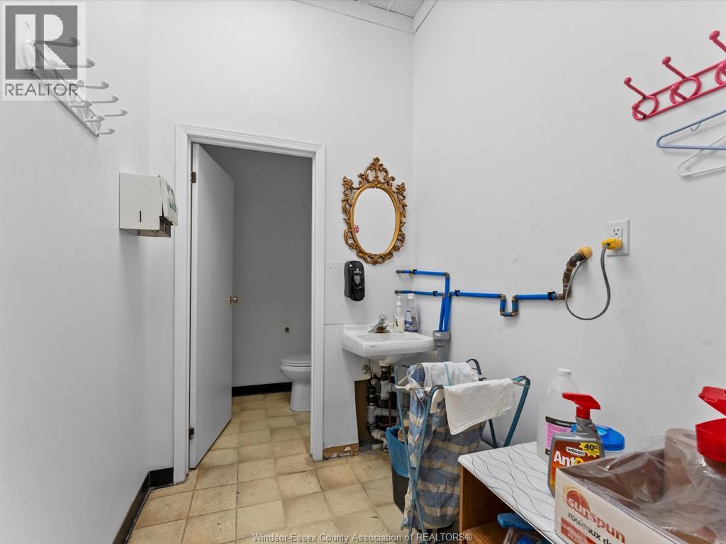 2950 Dougall Avenue Unit# 7, Windsor, Ontario  N9E 1S2 - Photo 11 - 26008084
