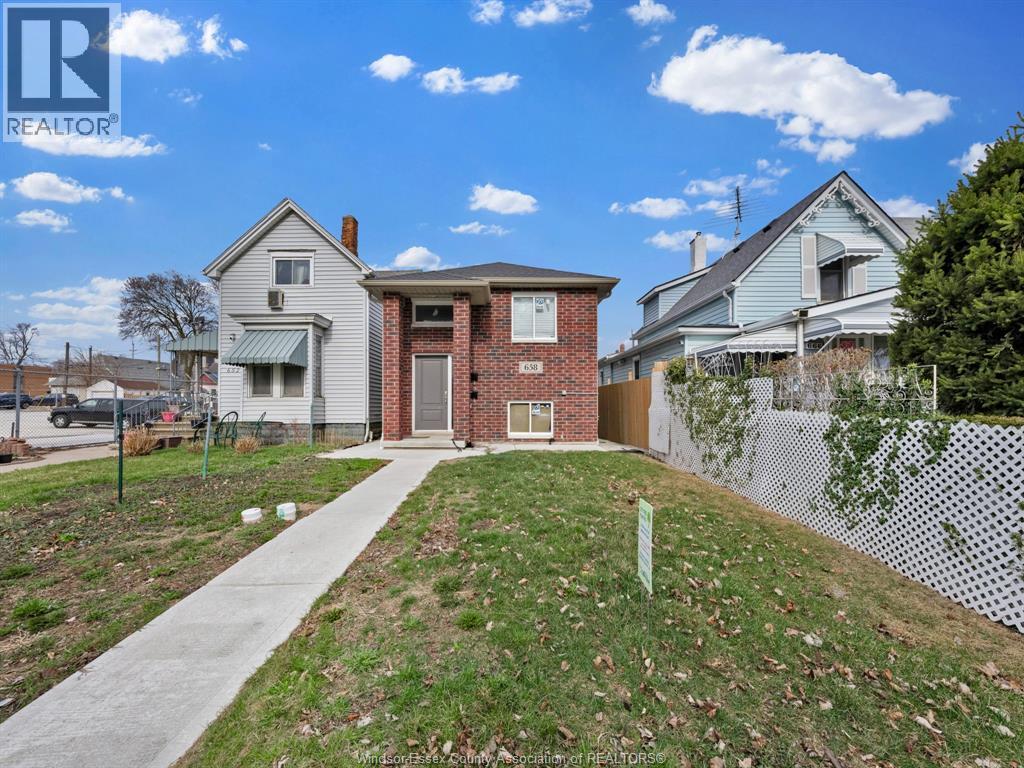 658 Caron, Windsor, Ontario  N9A 5B6 - Photo 3 - 26008427