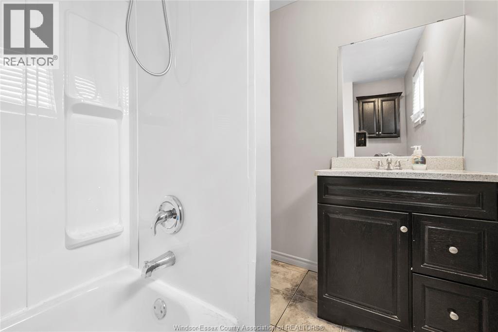 9572 Tecumseh Road, Windsor, Ontario  N8R 1A2 - Photo 24 - 26009736