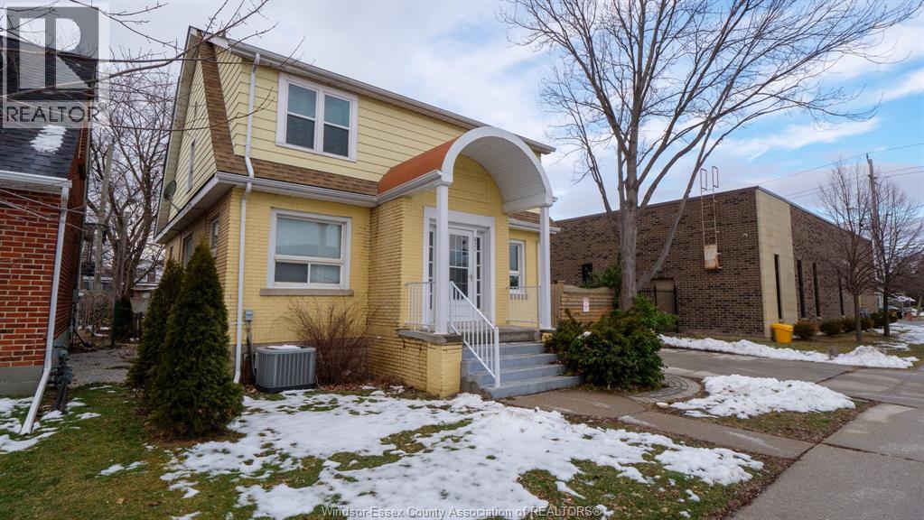 821-823 Villaire, Windsor, Ontario  N9S 2J3 - Photo 3 - 26010694
