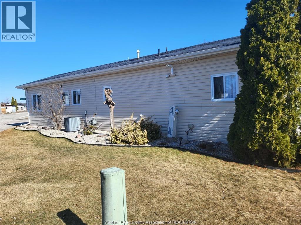 1 Wilder South Unit# Mobile Home Only, Lakeshore, Ontario  N8N 2S9 - Photo 4 - 26011203