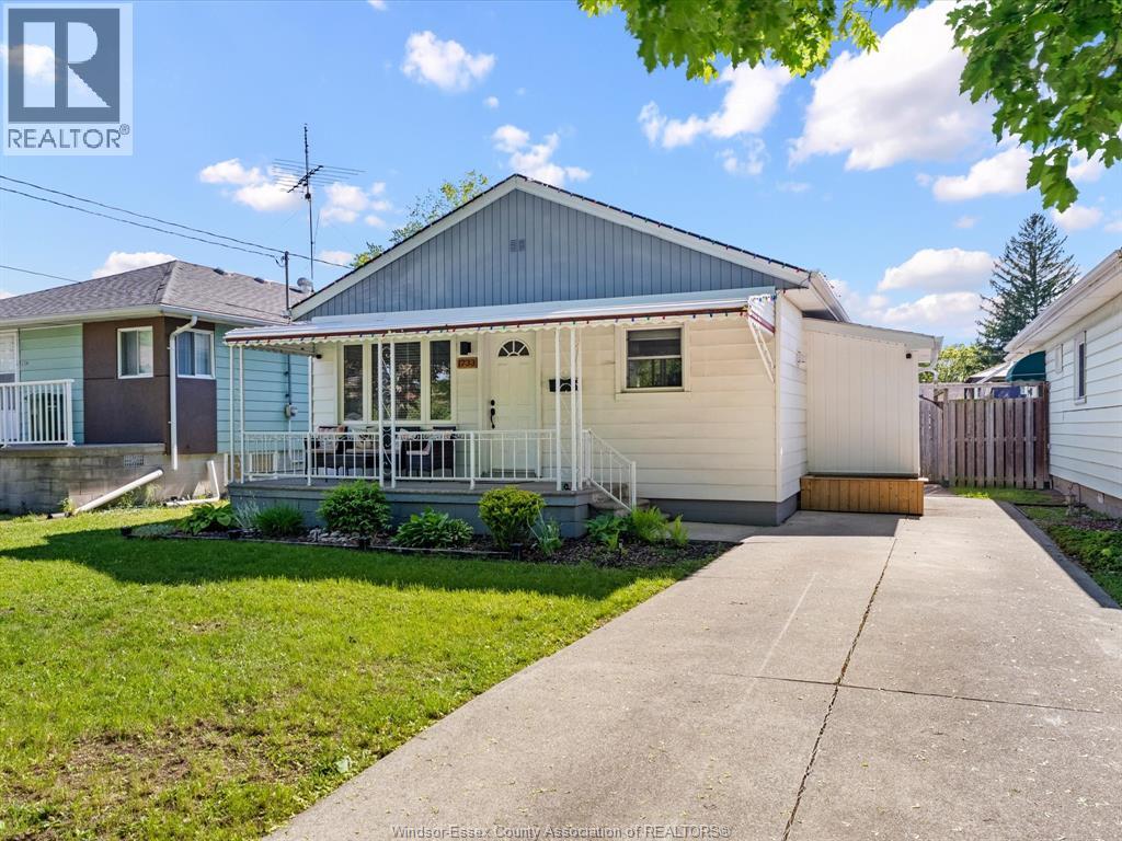 1733 Glendale, Windsor, Ontario  N9T 2N1 - Photo 2 - 26011260