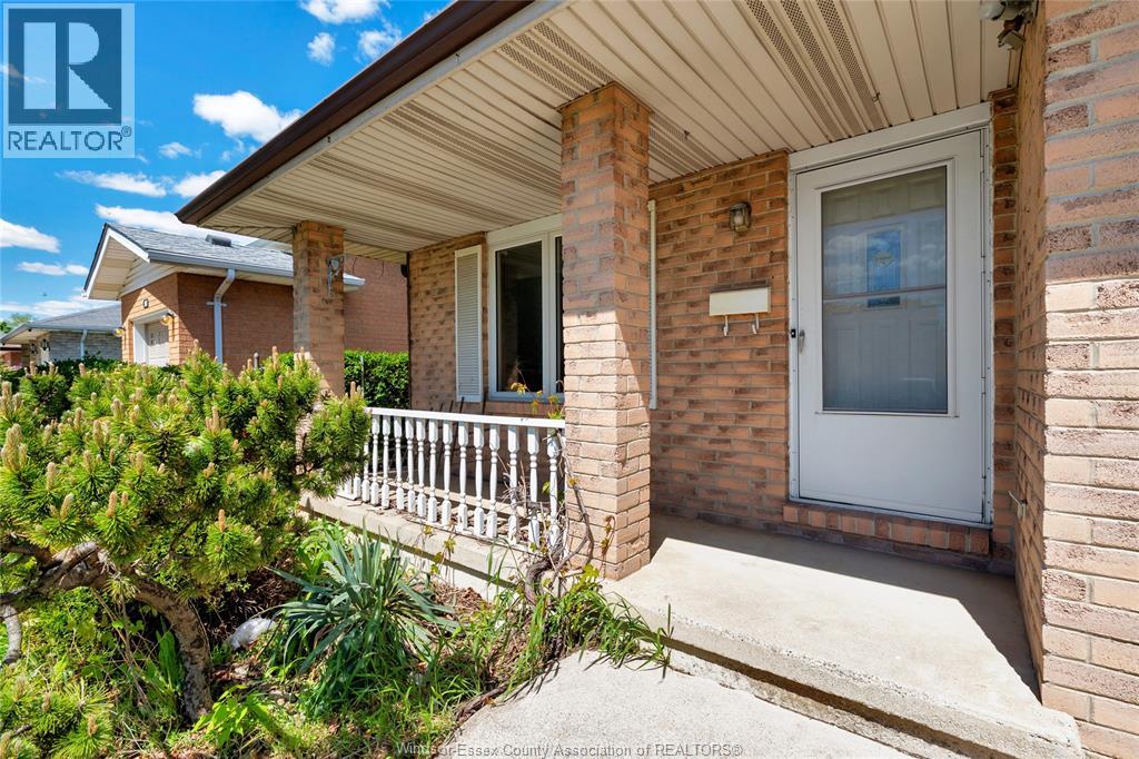 1042 Brookview Crescent, Windsor, Ontario  N8W 5H3 - Photo 3 - 26011252