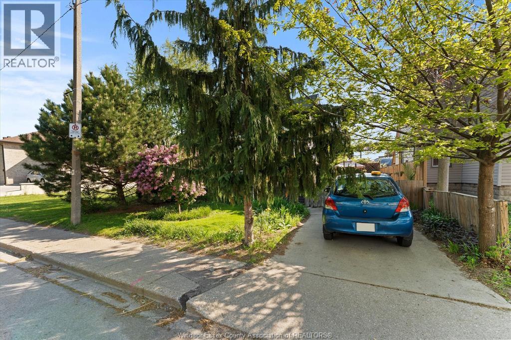 552 Parent, Windsor, Ontario  N9A 3J8 - Photo 3 - 26011730