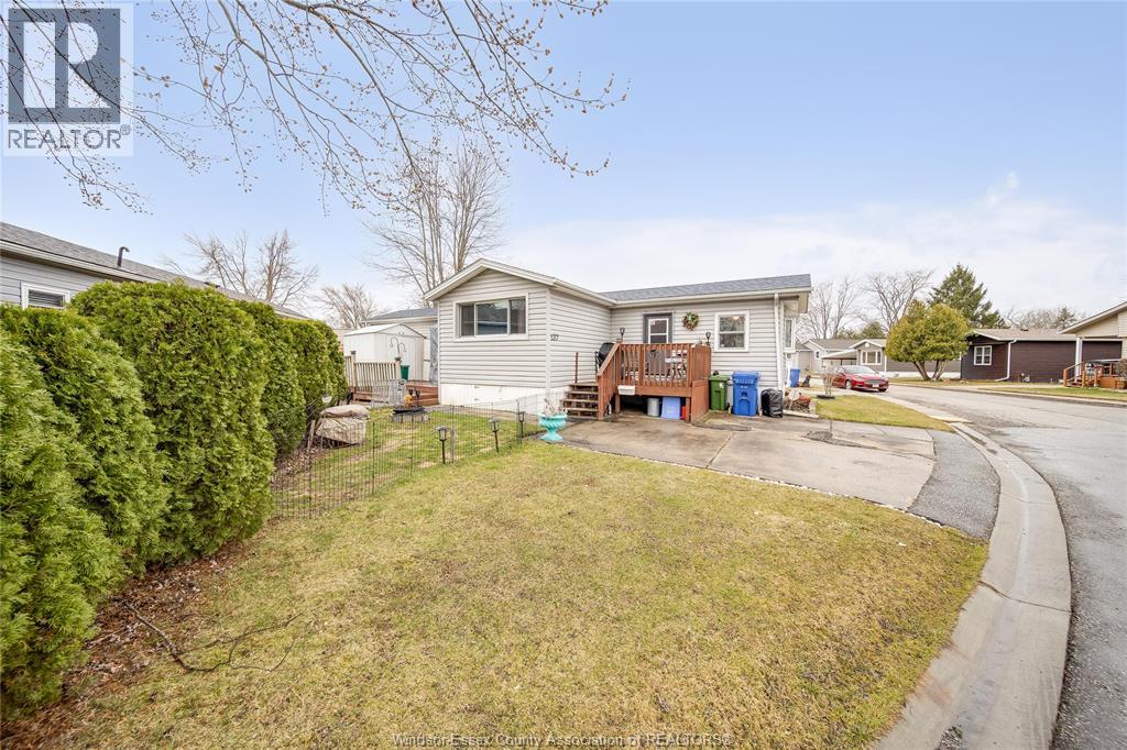 137 Dana Drive, Essex, Ontario  N8K 2A3 - Photo 3 - 26012041
