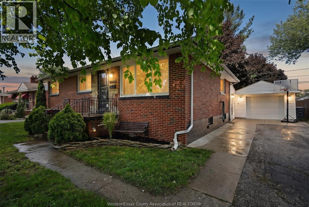 3668 Mckay, Windsor, Ontario  N9E 2S2 - Photo 1 - 26012625