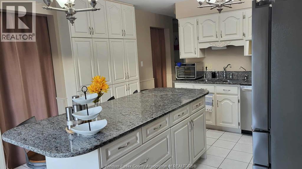 12033 St Thomas, Tecumseh, Ontario  N8N 3V6 - Photo 5 - 26012831