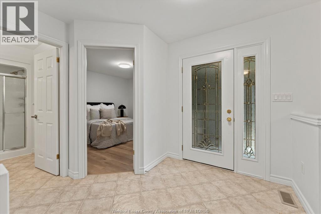 1077 Hacienda Way, Windsor, Ontario  N9G 2T7 - Photo 7 - 26013229