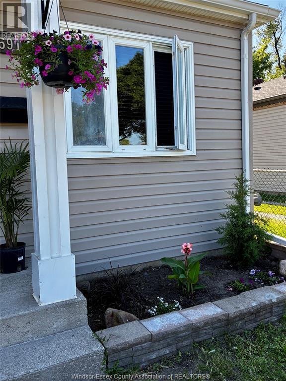 2591 Meighen Road, Windsor, Ontario  N9A 2S6 - Photo 3 - 26013264