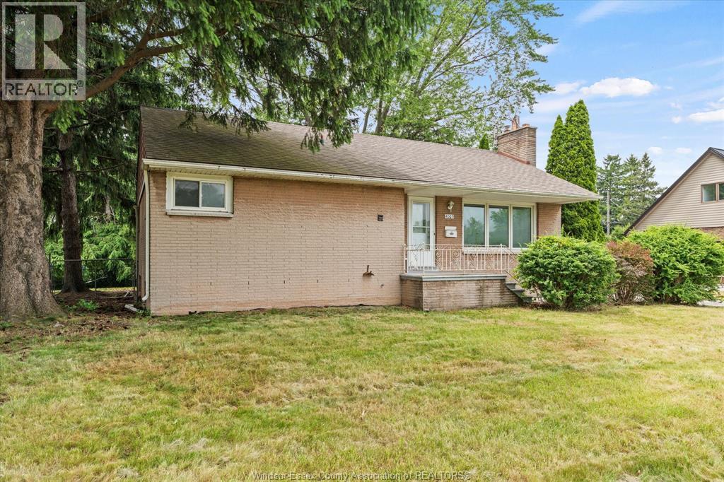 4065 Dougall, Windsor, Ontario  N9G 1X4 - Photo 3 - 26013713