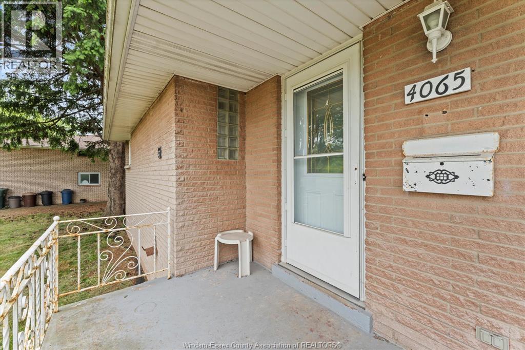 4065 Dougall, Windsor, Ontario  N9G 1X4 - Photo 5 - 26013713