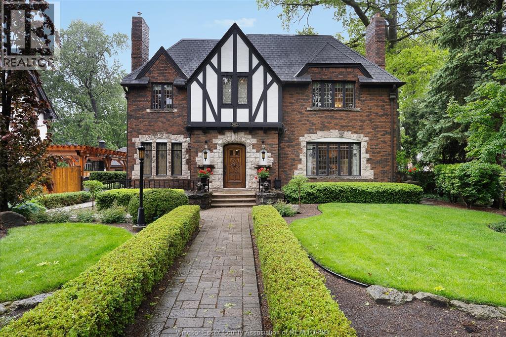 2032 WILLISTEAD CRESCENT, Windsor, Ontario
