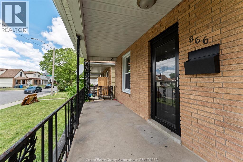 866 Parent Avenue, Windsor, Ontario  N9A 2E1 - Photo 4 - 26014252