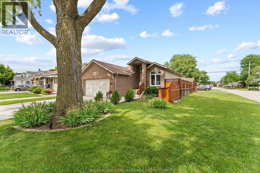 2498 Bernard, Windsor, Ontario  N8W 4S1 - Photo 4 - 26015078