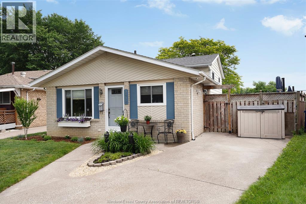 3404 Hemlock, Windsor, Ontario  N8R 1Z9 - Photo 1 - 26014132