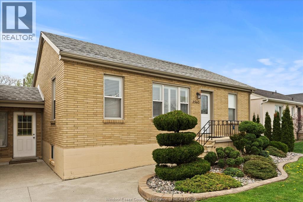 2563 Meldrum, Windsor, Ontario  N8W 4E9 - Photo 2 - 26015441