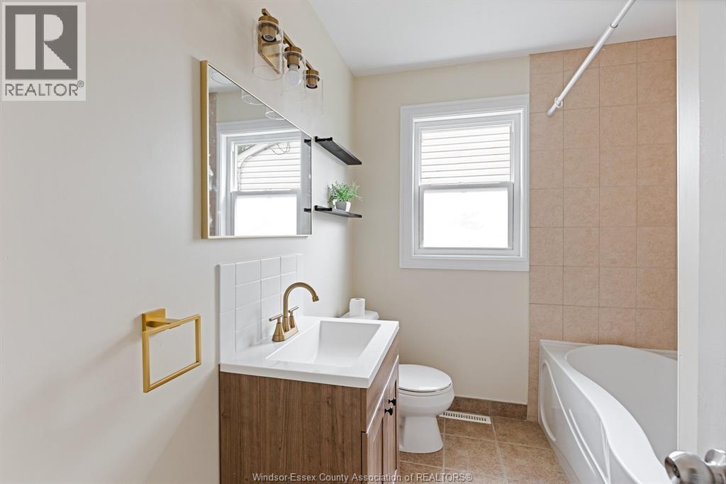 3162 Avondale, Windsor, Ontario  N9E 1X3 - Photo 9 - 26015476