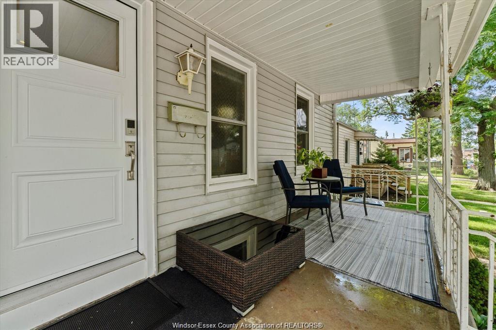 965 Bridge, Windsor, Ontario  N9B 2M9 - Photo 4 - 26015542