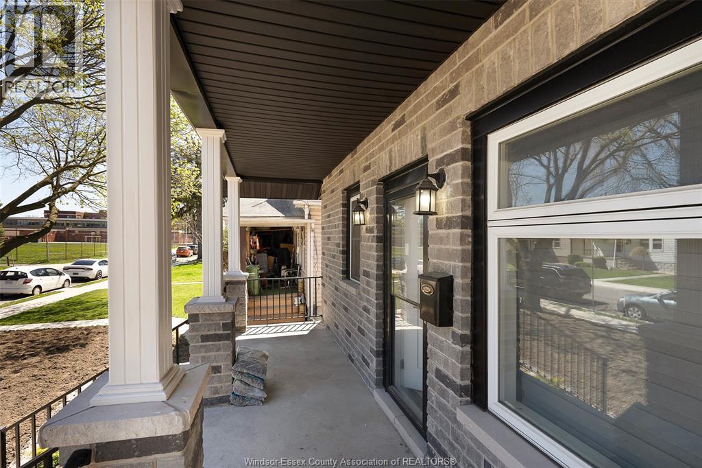 1059 Elsmere Avenue, Windsor, Ontario  N9A 2B1 - Photo 3 - 26015445