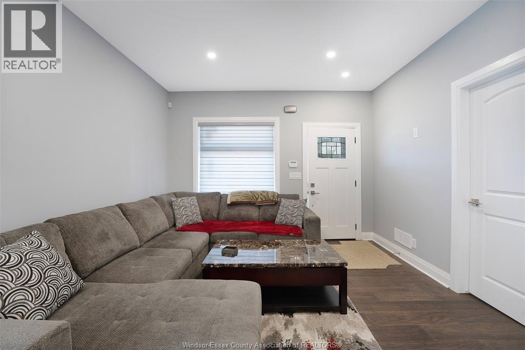 1059 Elsmere Avenue, Windsor, Ontario  N9A 2B1 - Photo 4 - 26015445