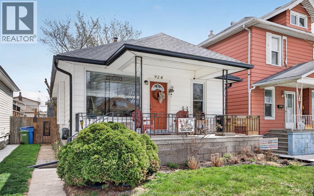 924 Marentette Avenue, Windsor, Ontario  N9A 2A3 - Photo 1 - 26015618