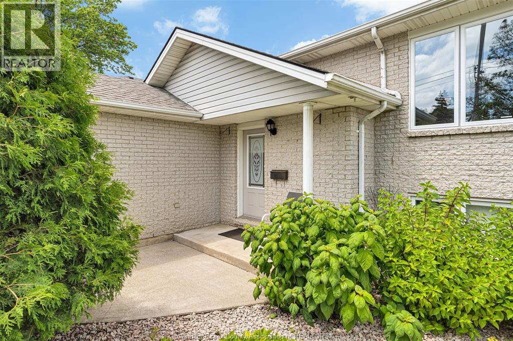 710 Cabana Road East, Windsor, Ontario  N9G 1A4 - Photo 3 - 26015814
