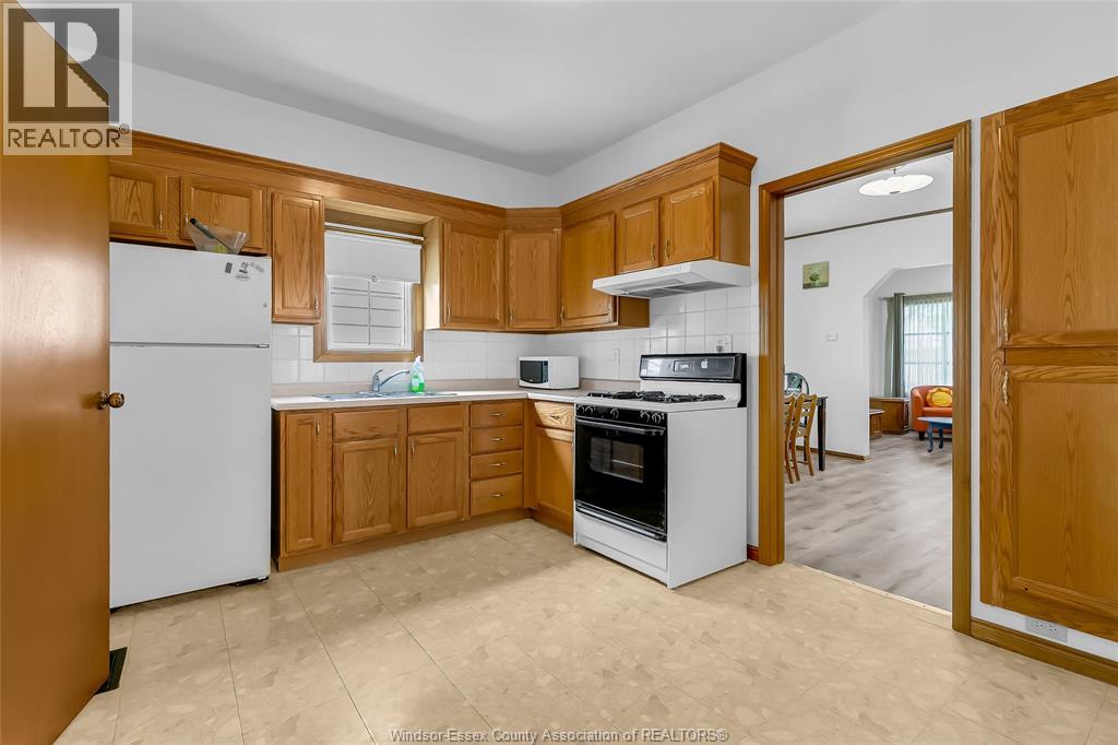 383 Mcewan, Windsor, Ontario  N9B 2E5 - Photo 12 - 26015859