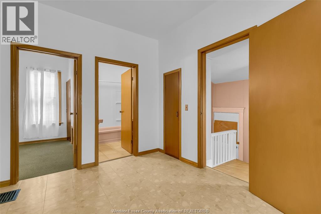 383 Mcewan, Windsor, Ontario  N9B 2E5 - Photo 13 - 26015859