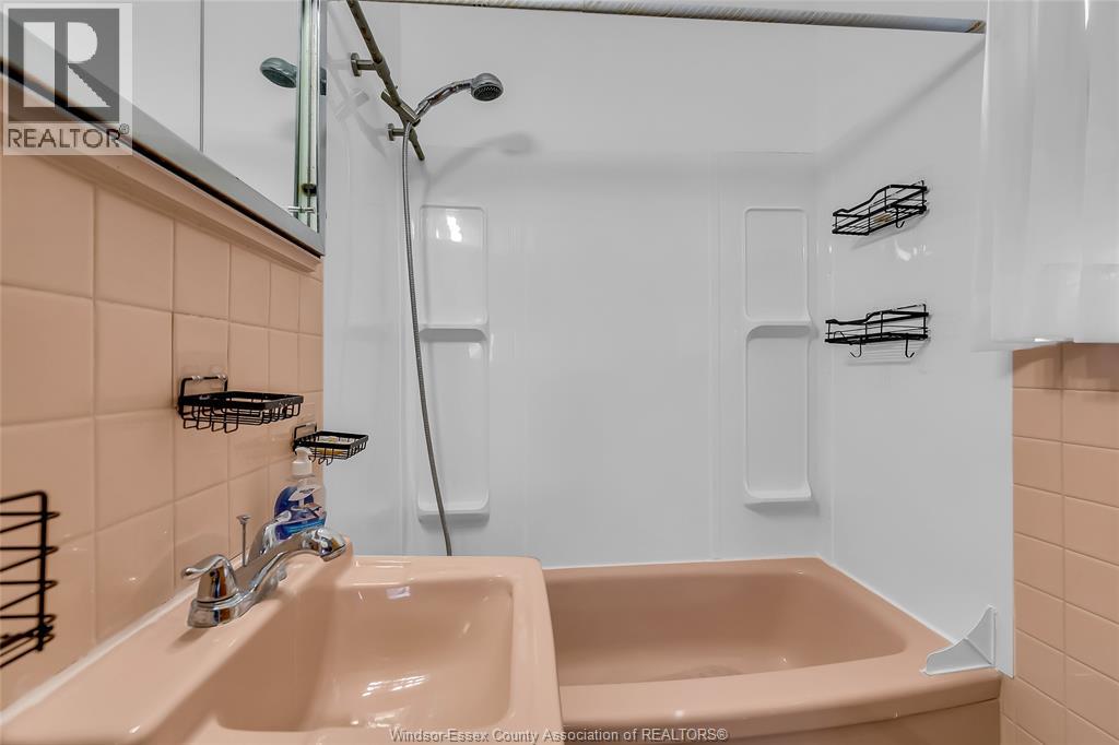 383 Mcewan, Windsor, Ontario  N9B 2E5 - Photo 17 - 26015859