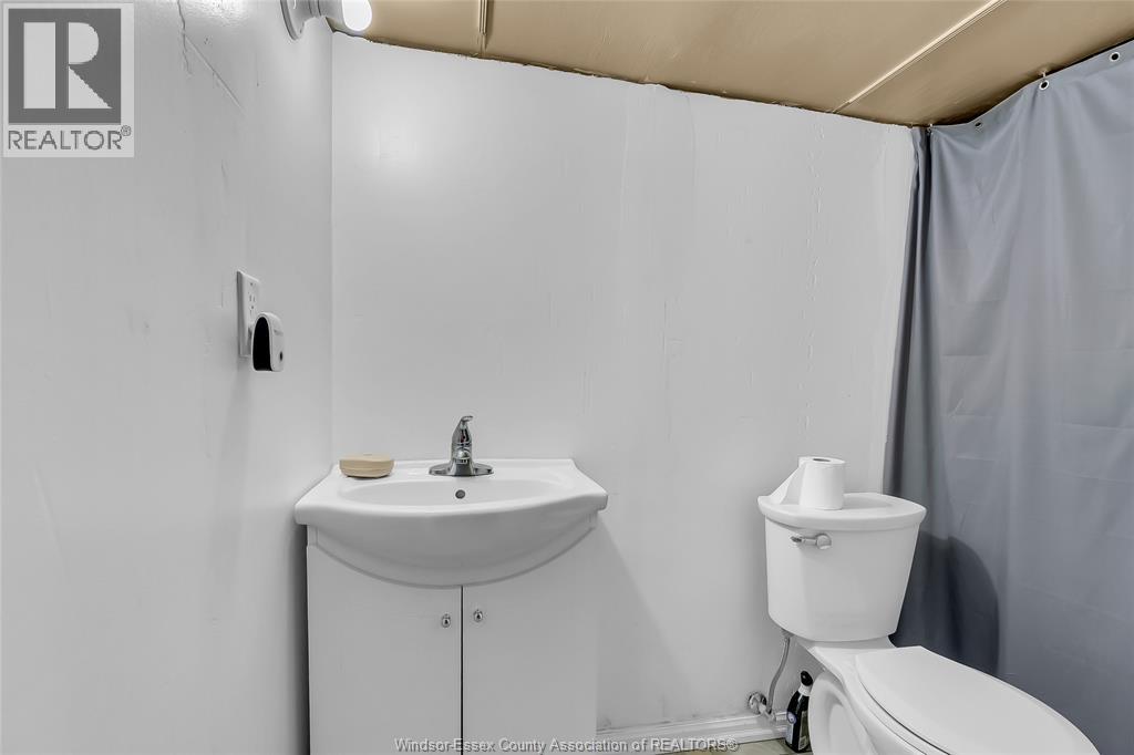 383 Mcewan, Windsor, Ontario  N9B 2E5 - Photo 23 - 26015859