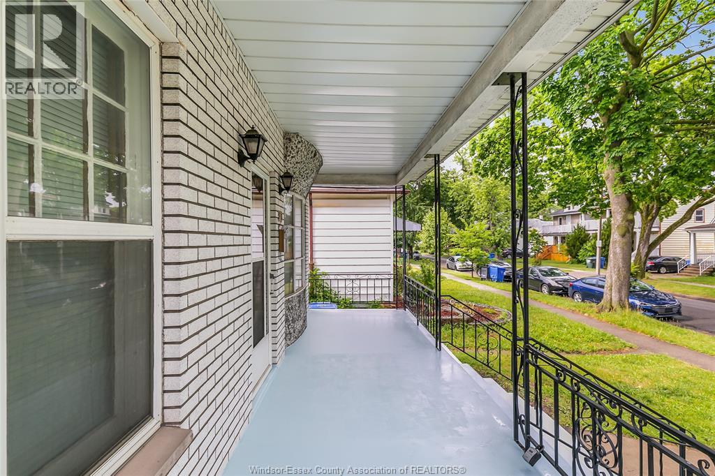 383 Mcewan, Windsor, Ontario  N9B 2E5 - Photo 3 - 26015859