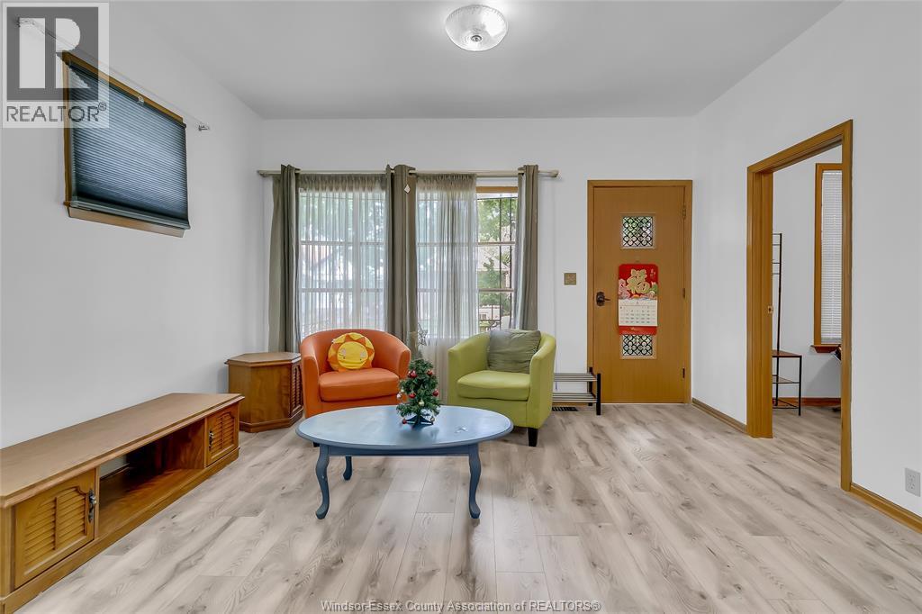 383 Mcewan, Windsor, Ontario  N9B 2E5 - Photo 4 - 26015859
