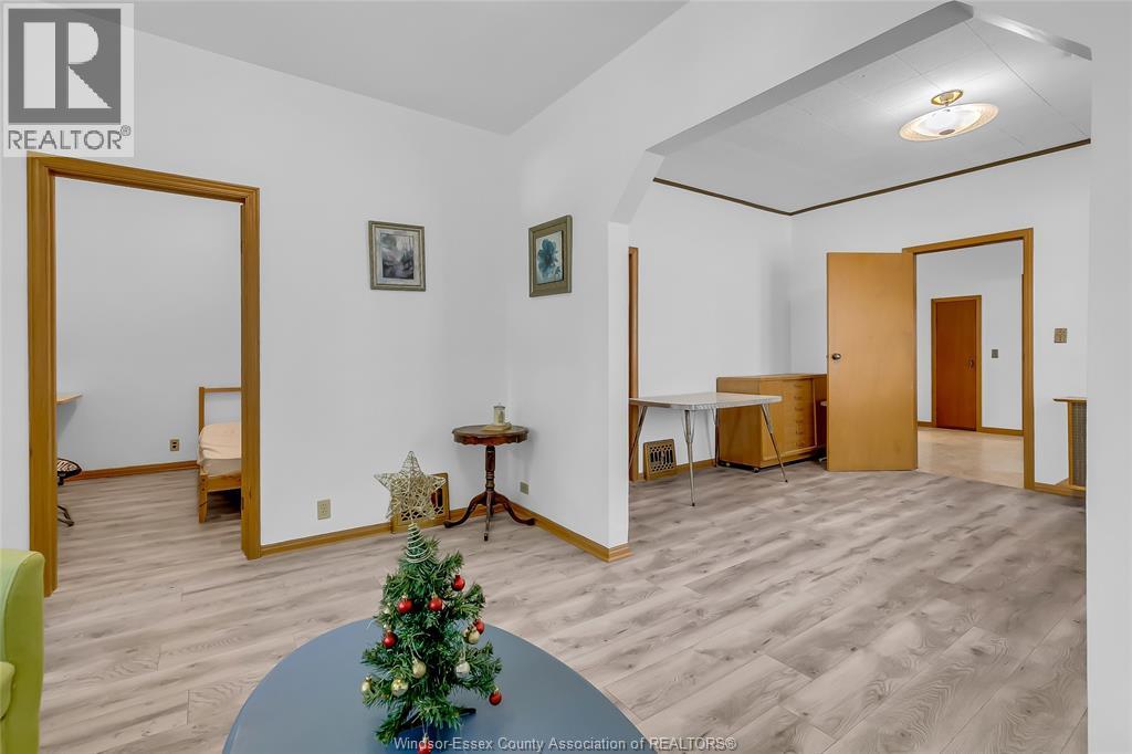 383 Mcewan, Windsor, Ontario  N9B 2E5 - Photo 7 - 26015859