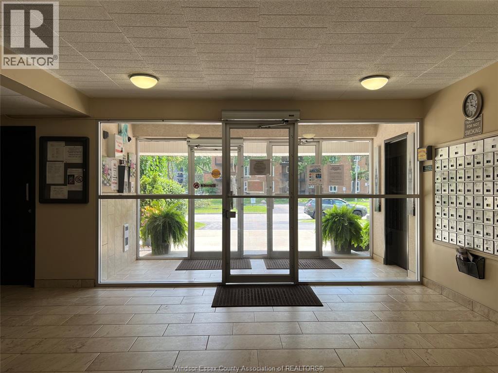 6563 Thornberry, Windsor, Ontario  N8T 3A6 - Photo 2 - 26015666