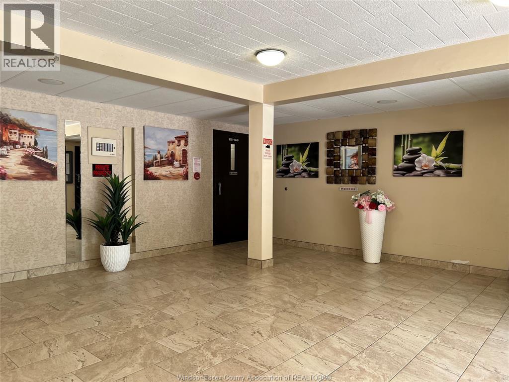 6563 Thornberry, Windsor, Ontario  N8T 3A6 - Photo 3 - 26015666