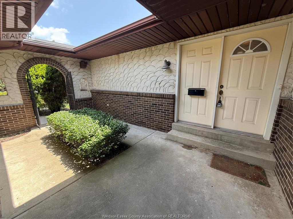 377 Fairway, St. Clair Beach, Ontario  N8N 2Y9 - Photo 3 - 26016063