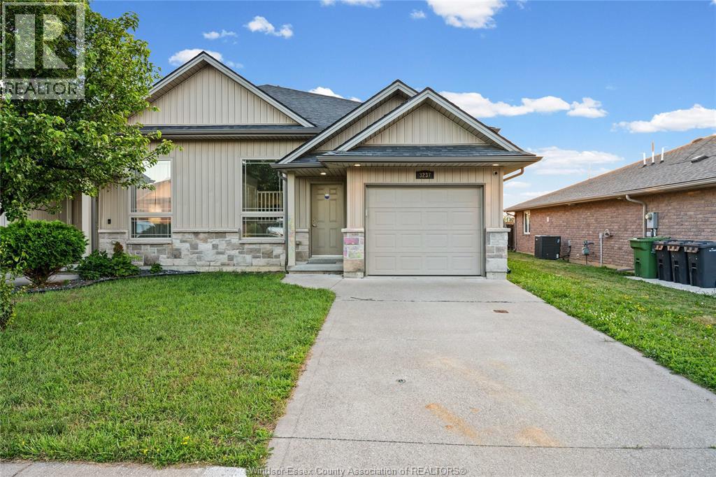 3237 SEVILLE, Windsor, Ontario