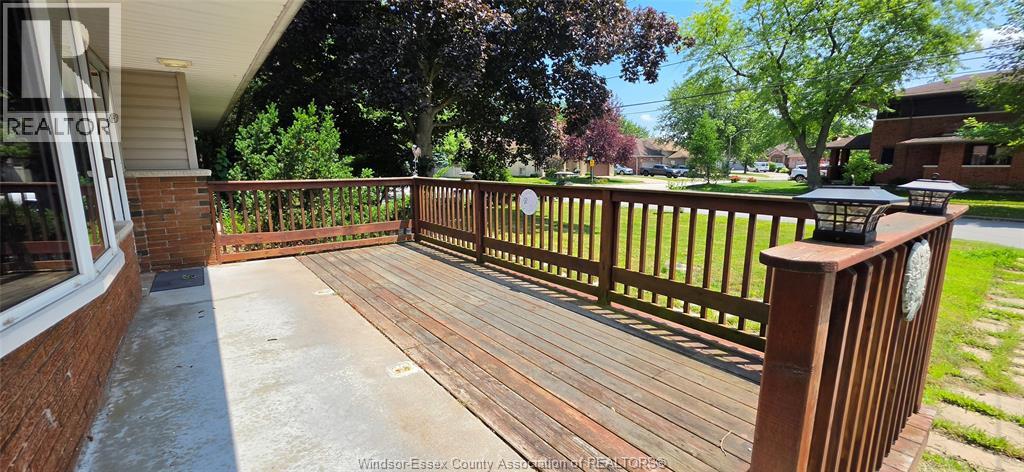 1050 Bartlet, Windsor, Ontario  N9G 1V4 - Photo 3 - 26016678