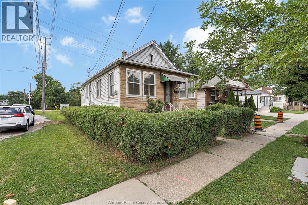 3298 COLLEGE, Windsor, Ontario