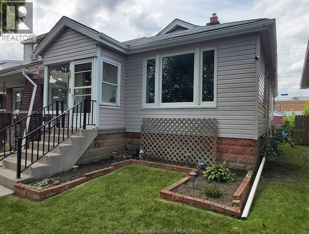 588 IRVINE AVENUE, Windsor, Ontario