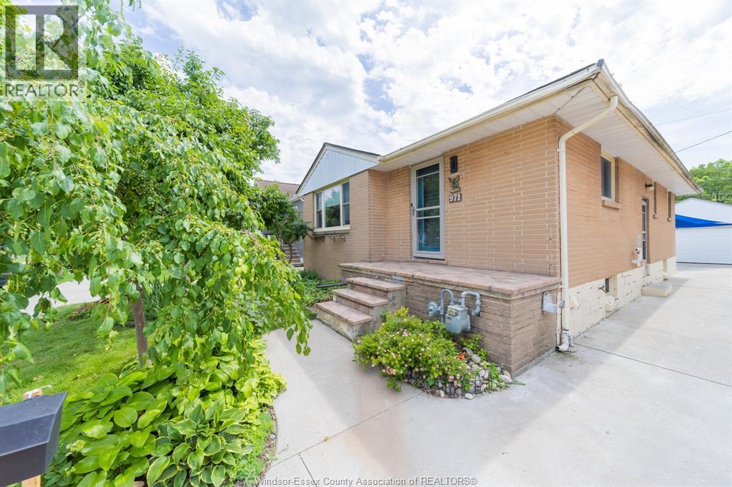 971 Fairview Boulevard, Windsor, Ontario  N8S 3G6 - Photo 2 - 26017079