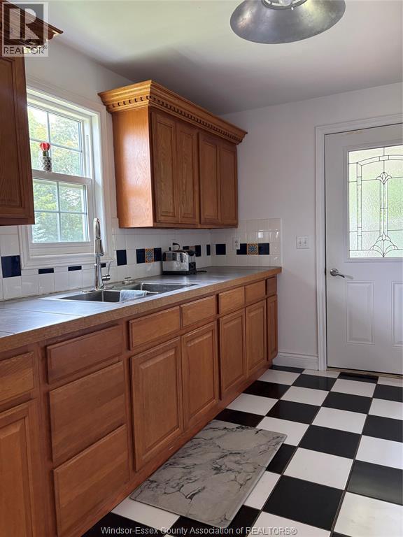 949 East West Rd, Pelee Island, Ontario  N0R 1M0 - Photo 17 - 26017558
