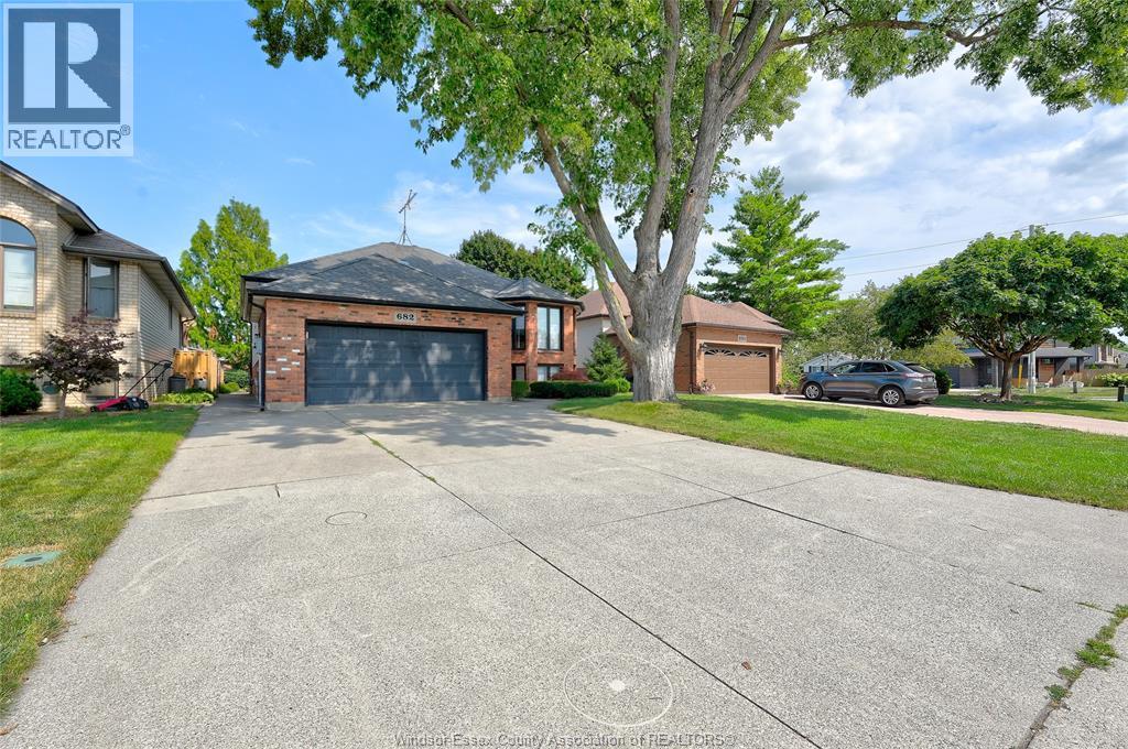 682 Michael Drive, Tecumseh, Ontario  N8N 4N2 - Photo 2 - 26018024