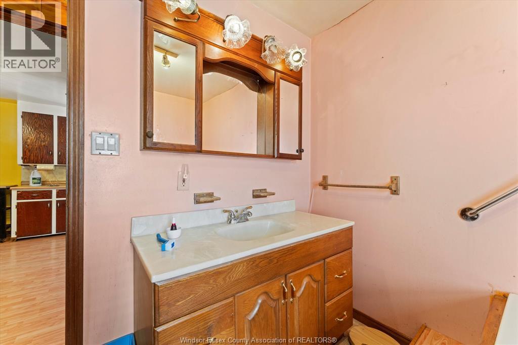 678 Capitol Street, Windsor, Ontario  N8X 3G1 - Photo 15 - 26018101