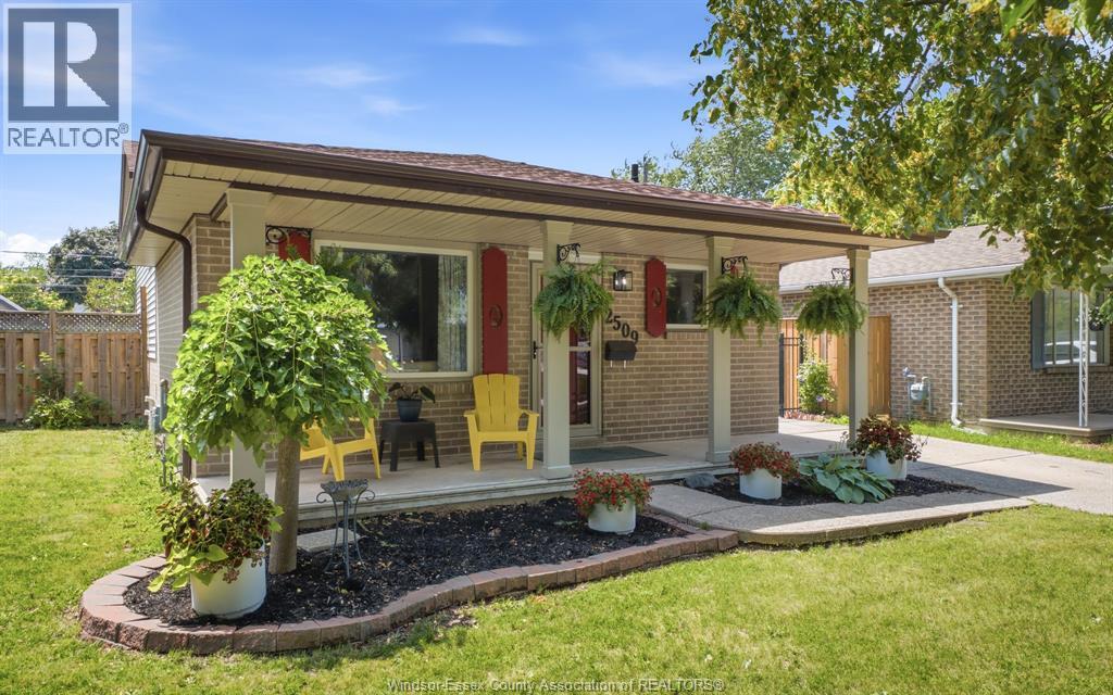 2509 Ellrose, Windsor, Ontario  N8W 5E8 - Photo 3 - 26018218