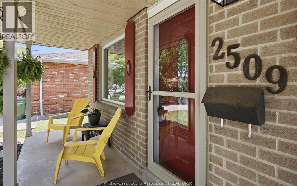 2509 Ellrose, Windsor, Ontario  N8W 5E8 - Photo 5 - 26018218